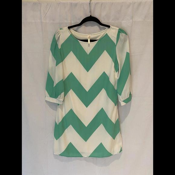 Dresses & Skirts - Green And White Zig Zag Stripe Mod Shift Dress With Liner By Together - Size Sm